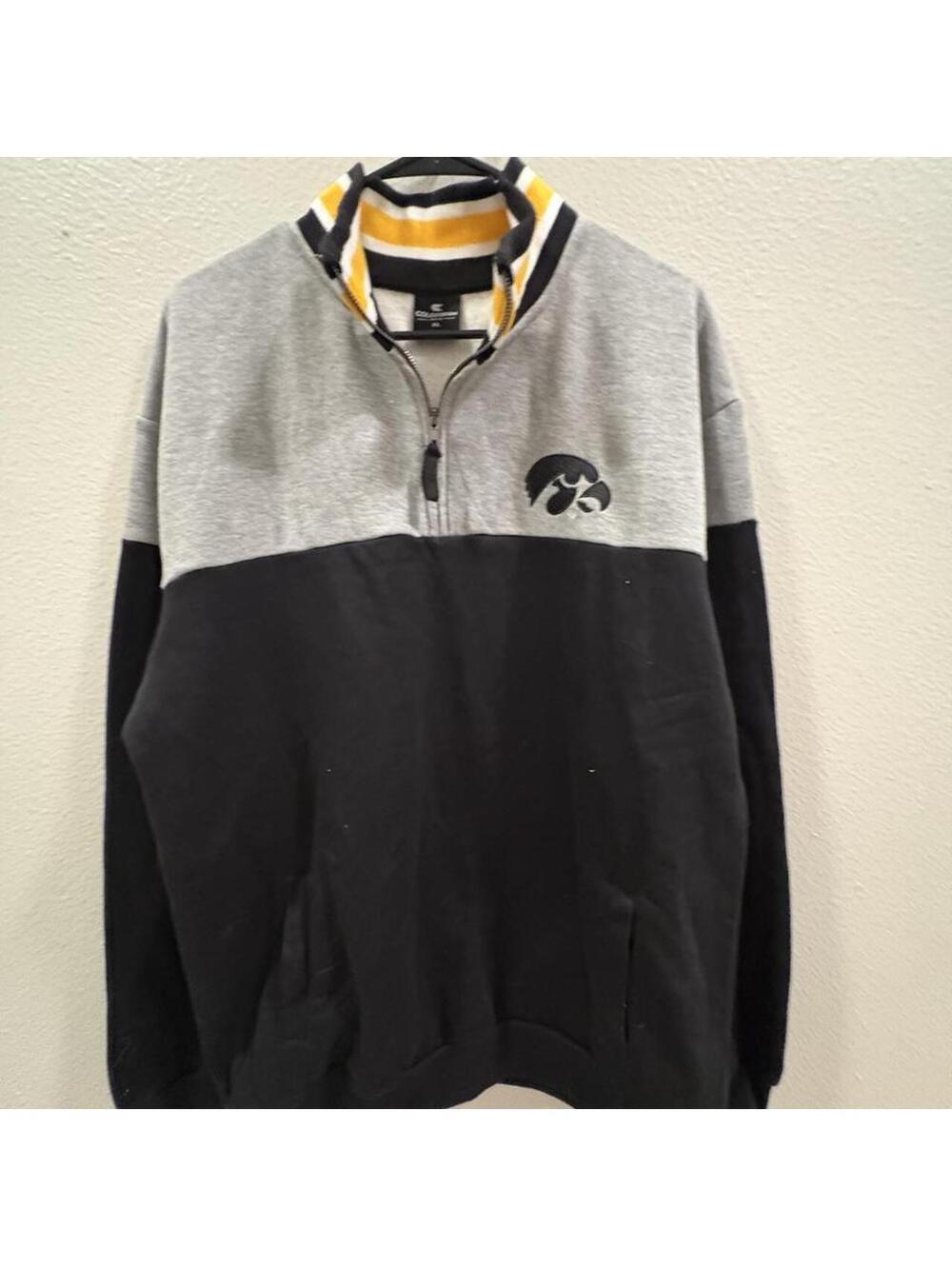 Colosseum Men's Black and Grey Sweatshirt